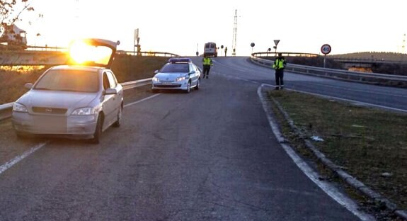 El coche gris parado en el arcén por agentes de Tráfico del Instituto Armado.