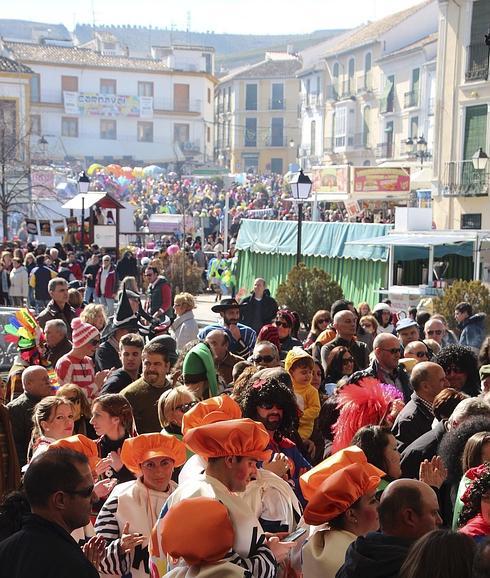 Asistentes al 'domingo de piñata' de Alhama de Granada