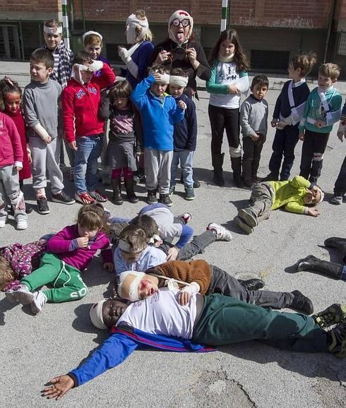 Alumnos del Genil, disfrazados para pedir un patio nuevo. 