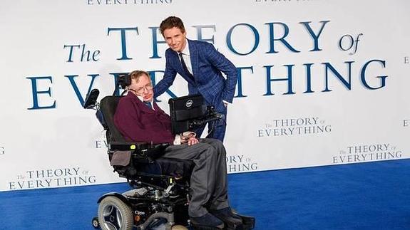Stephen Hawking, a Eddie Redmayne por su Oscar: "Bien hecho. Estoy muy orgulloso de ti"