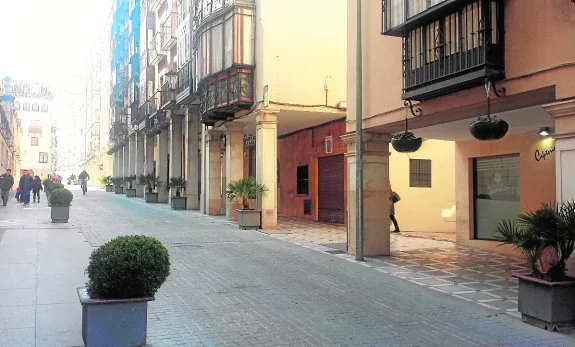 Esquina de la calle Campanas con la calle Cerón, en el casco histórico. 