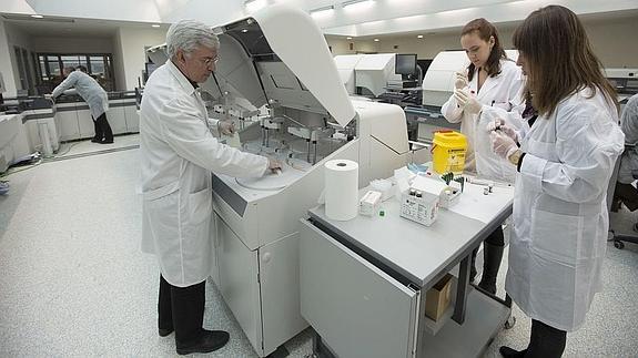 Los laboratorios del nuevo hospital abrieron hace un mes y ya reciben gran parte de las analíticas de los centros de salud del Área Metropolitana 
