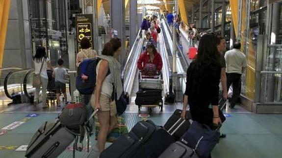 Cámaras, juguetes y secadores, revisados aparte en el control del equipaje de mano en los aviones