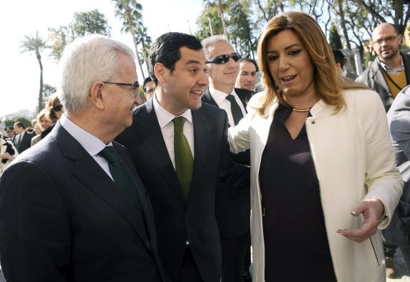 El consejero de Presidencia, Manuel Jiménez Barrios, observa el saludo de Susana Díaz al candidato del PP, Juanma Moreno, en el acto institucional del Parlamento.