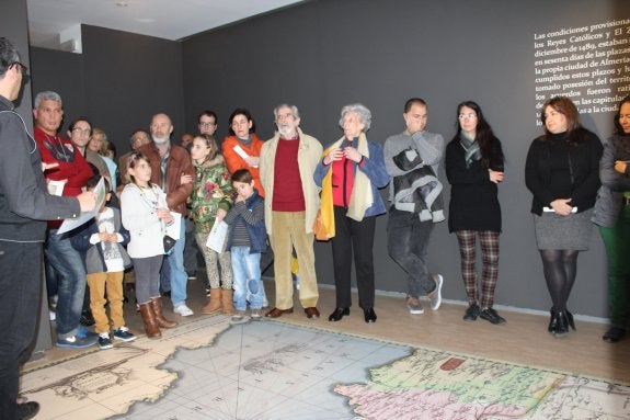 Un grupo de personas atiende las explicaciones sobre las Capitulaciones de Almería que se pueden ver en el Museo.