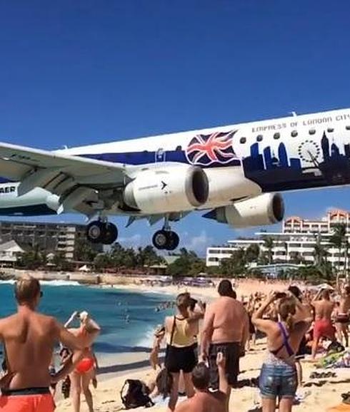 El aterrizaje habitual más increíble del mundo: turistas casi tocando las ruedas