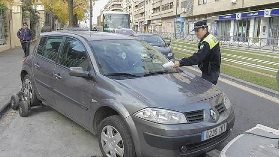 Muchos de los embargos son por impago de multas como la que el agente coloca en un coche. 