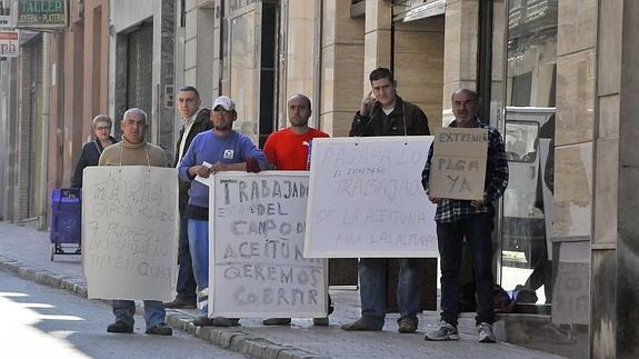 Un grupo de jornaleros inicia una protesta por el impago de su trabajo 'a destajo'