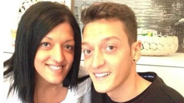 La hermana clon de Ozil arrasa en la redes sociales