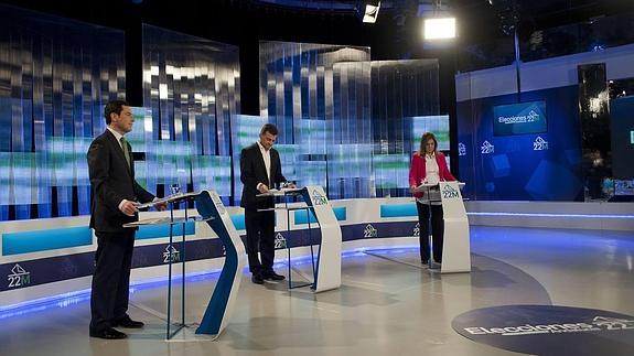 Juanma Moreno, Antonio Maíllo y Susana Díaz, durante el debate.