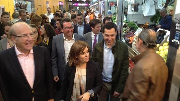 La vicepresidenta del Gobierno ha visitado el mercado del Carmen de Huelva junto a Moreno 