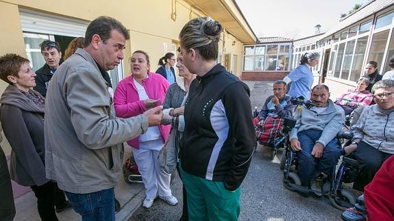 Alejandro Ruiz, representante de CC OO, charla con compañeras en el centro de discapacitados de la Huerta del Rasillo.