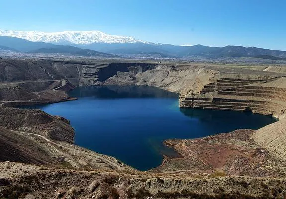 Un gigantesco lago cubre el viejo yacimiento de mineral de Alquife.