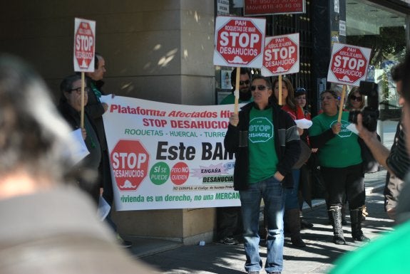 Protesta de varios activistas antidesahucios durante un recorrido por distintas sucursales bancarias de la capital el pasado mes.