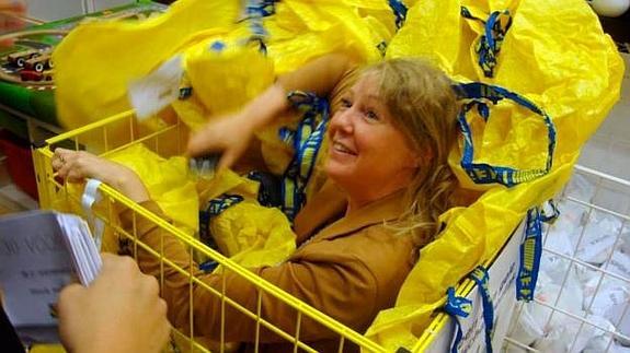 Una mujer se esconde entre bolsas en la tienda de Ikea en Wilrijk.