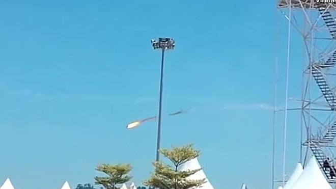 Dos aviones chocan en pleno vuelo en una exhibición en Malasia