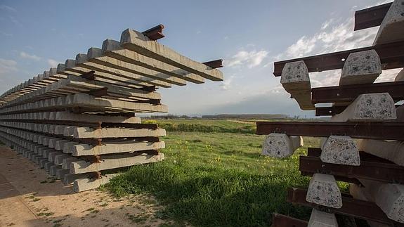 Las vías almacenadas en Pinos Puente empezarán a trasladarse a Granada. 