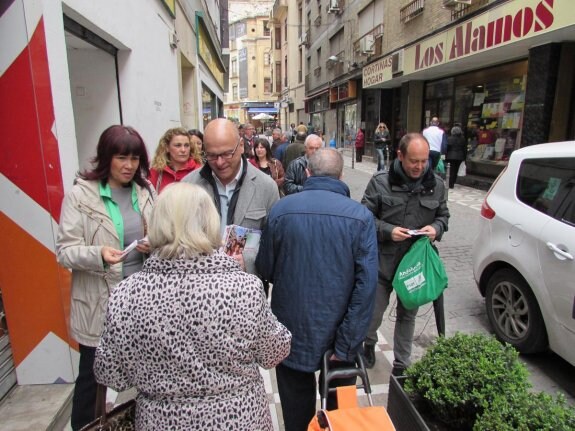 Micaela Navarro, cabeza de lista por Jaén, junto a Manuel Fernández y otros socialistas, informaron ayer a los vecinos de la capital de sus propuestas.