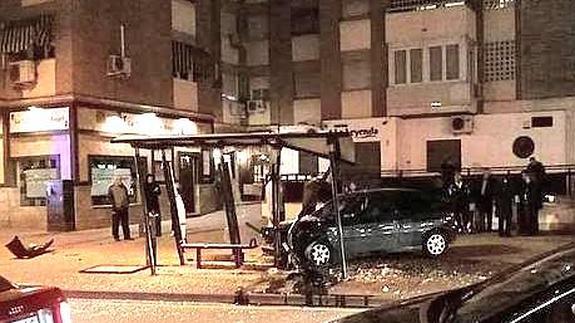 Un coche se estrella contra una parada de autobús en Maracena