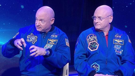 Los astronautas de la NASA Mark (izquierda) y Scott Kelly.