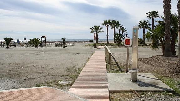 Pasarelas en la playa de Poniente de Motril donde se trabaja para que esté todo a punto 