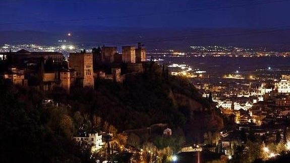 La Alhambra de Granada apaga su iluminación para sumarse a la 'Hora del Planeta'