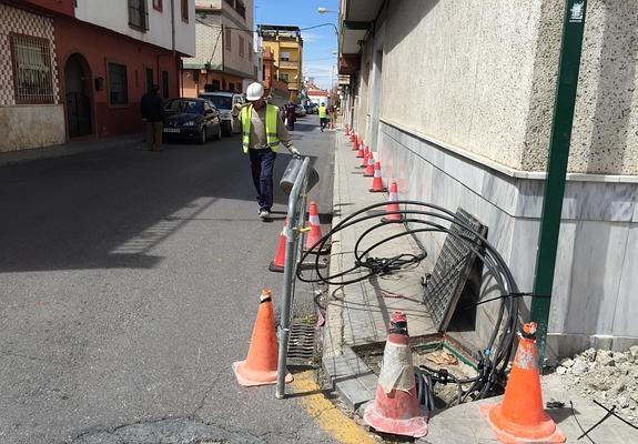 Los trabajos de renovación del tendido soterrado continuaban ayer en la calle Kindelan.