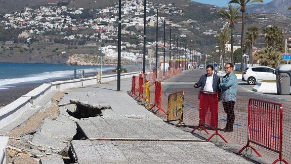 El alcalde de Salobreña y el concejal de Playas visitaron ayer el tramo afectado por el último temporal 