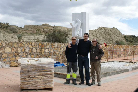 El escultor de Arboleas, Luis Ramos, junto al alcalde de Zurgena y un trabajador delante de la escultura del famoso artista mejicano.