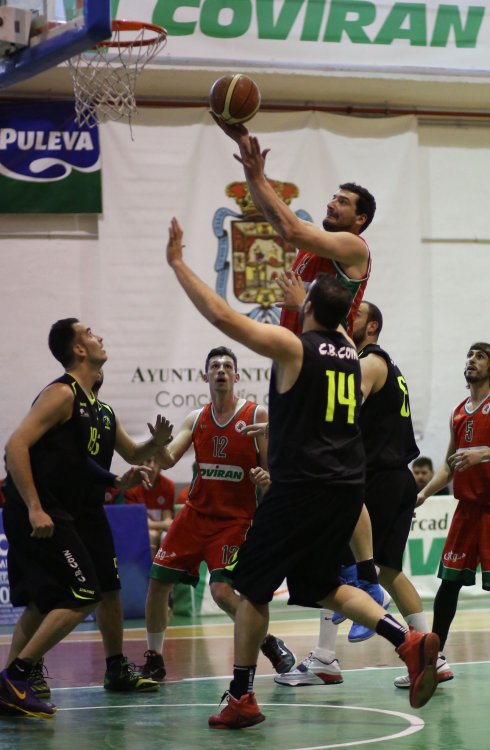 Jesús Fernández entra a canasta en un partido anterior.