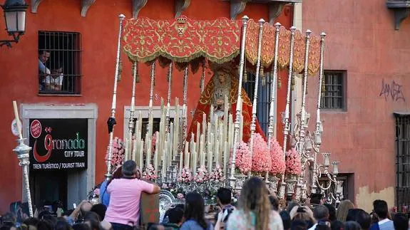 Los Dolores llenó Granada de color rosa salmón.