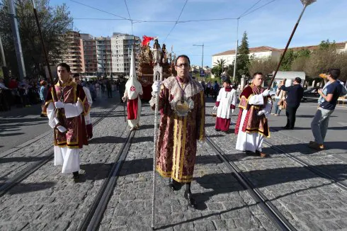 Jesús Despojado inicia la subida por el Paseo de la Estación.