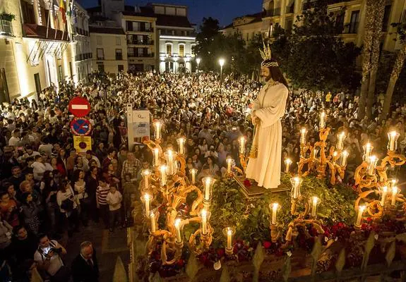 La Plaza de España de Motril se pobló para ver el majestuoso andar del Cristo del Perdón. 