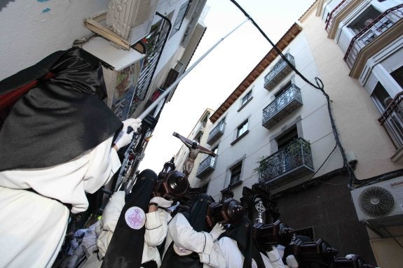 El Cristo de la Buena Muerte, a su paso por el barrio de San Ildefonso.