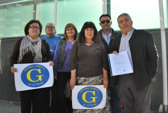 Los denunciantes, ayer, en la puerta de los juzgados de la capital. 