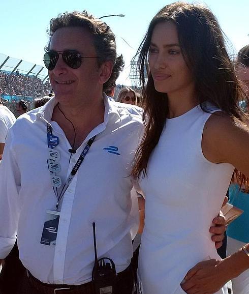 Alejandro Agag, muy sonriente junto a Irina Shayk. / Fórmula E