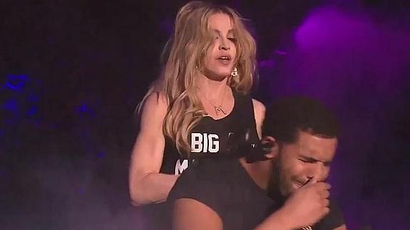Drake se limpia la boca asqueado tras un beso sorpresa de Madonna