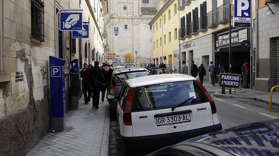 Zona azul en la calle Rector López Argüeta