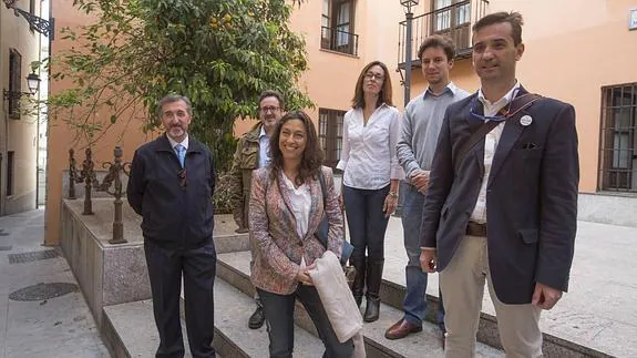 Mayte Olalla, en el centro, junto con algunos de los miembros de su candidatura a las elecciones en Granada capital.