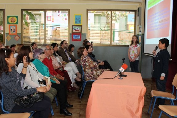 Los alumnos del colegio Colonia de Araceli ofrecen un recorrido por el Movimiento Indaliano