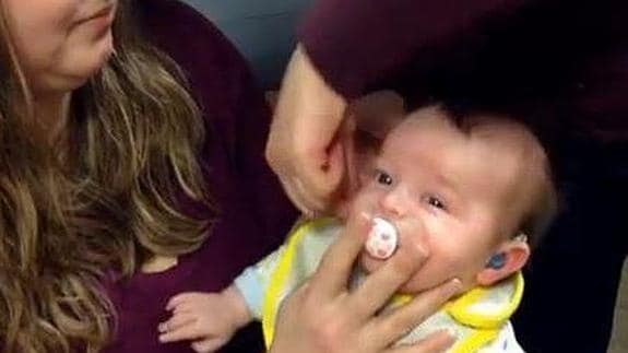 Impresionante reacción de un bebé sordo de 8 meses al escuchar la voz de su madre