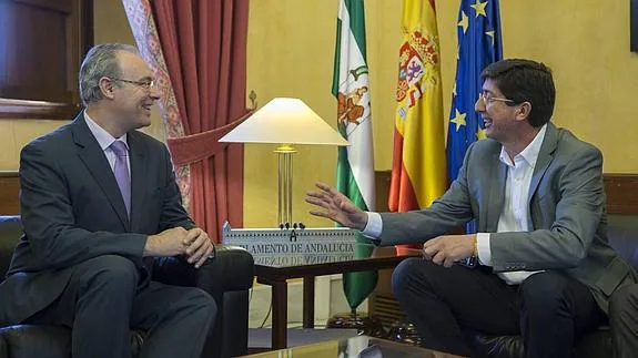 El presidente del Parlamento andaluz, Juan Pablo Durán (i), y el líder de Ciudadanos en Andalucía, Juan Marín,