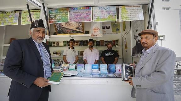 Qamar Ilahi Fazal y el presidente de la comunidad en España, Abdul Kazak Chaudhry, posan junto a otros miembros en el ‘stand’ 