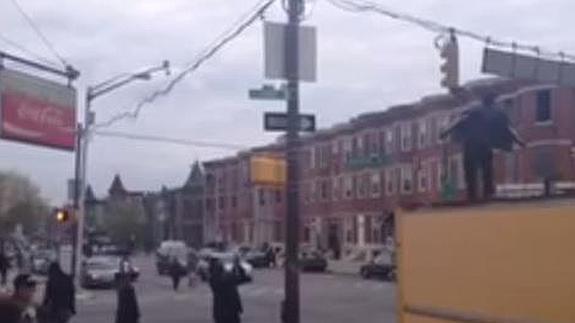 El joven que baila a lo Michael Jackson en las protestas de Baltimore conquista YouTube