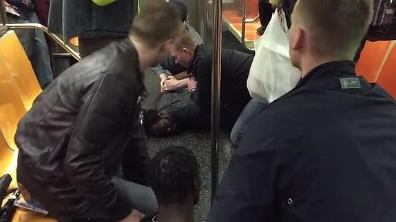 4 policías suecos frenan una pelea en el metro de Nueva York y se hacen famosos