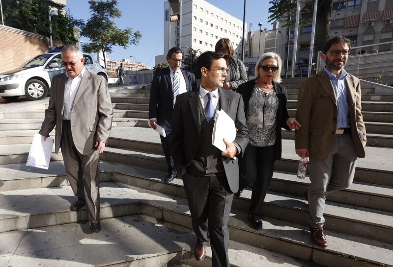 Paco Cuenca llega a los juzgados junto a algunos concejales de su partido 