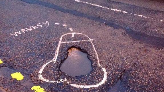 Un artista anónimo pinta penes en los baches para que sean arreglados y lo consigue