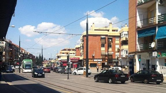 Varios vehículos están estacionados sobre las vías bloqueando el paso de un convoy del metro.
