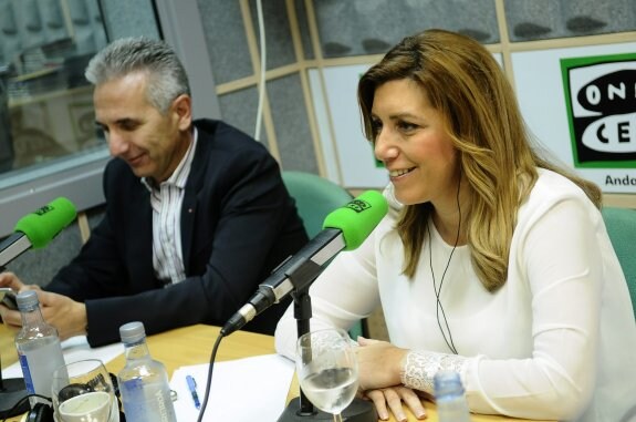Susana Díaz en la emisora Onda Cero de Sevilla junto al portavoz en funciones del Gobierno, Miguel Ángel Vázquez. 