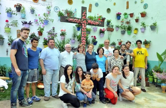 Vecinos posan delante de la cruz instalada en la Travesía de la Encina.